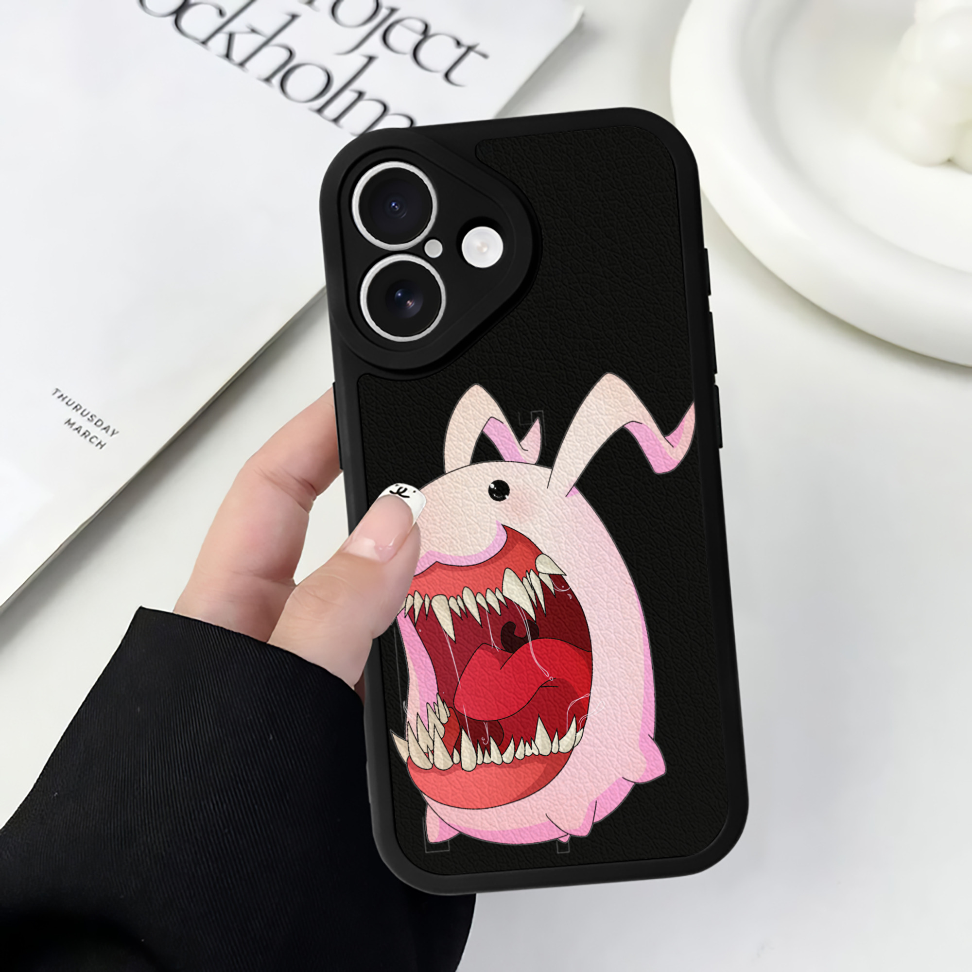 （画像用） Digimon デジタルモンスター/デジモン 【iPhone 16シリーズ対応】シリコンスマホケース（レザー調） 材質：シリコン